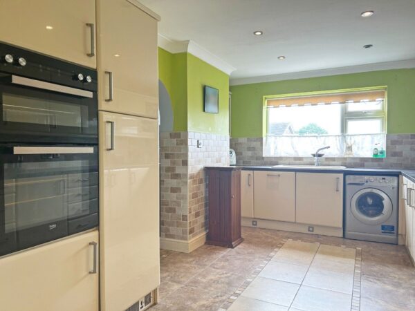 Elizabeth Crescent, Ingoldmells, Skegness, Lincolnshire, PE25 1NQ