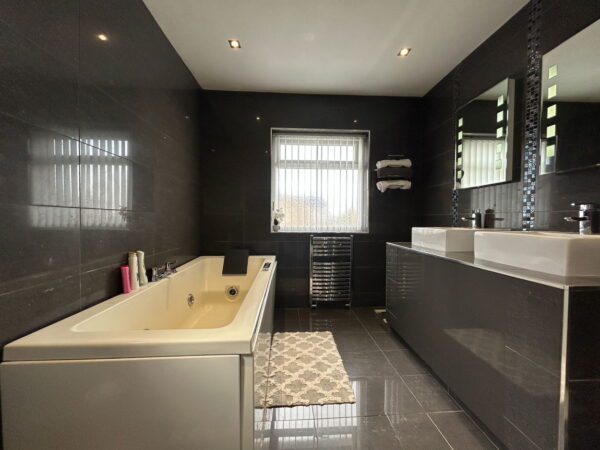 Hoylake Drive, Skegness, Lincolnshire, PE25 1AQ