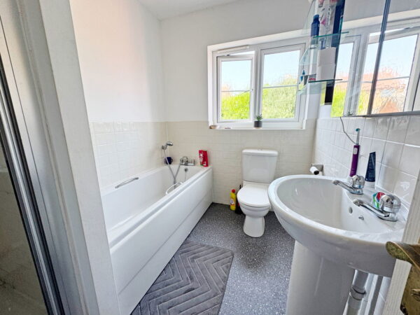 Green Close, Irthlingborough, NN9 5UN