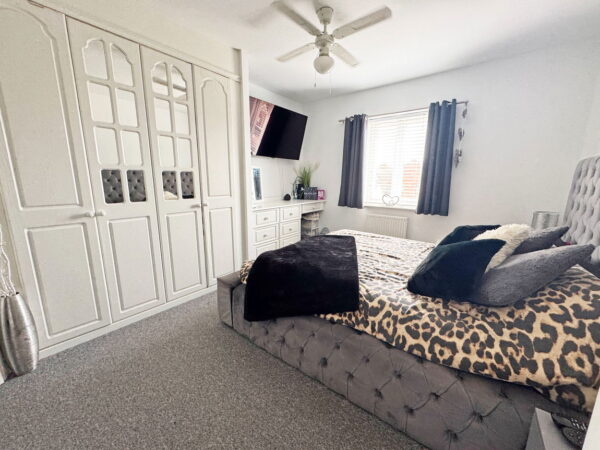 Green Close, Irthlingborough, NN9 5UN