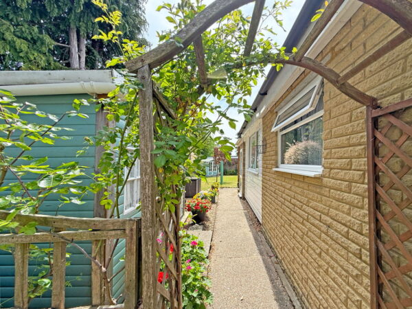 Darlow Drive, Biddenham, Bedford, Bedfordshire, MK40 4AY