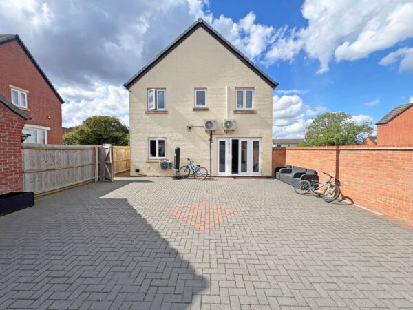 Laverton Road, Hamilton, Leicester, Leicestershire, LE5 1WG