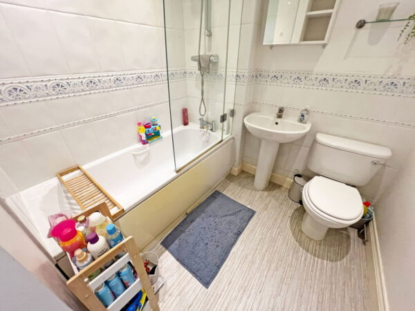 Sandhills Avenue, Hamilton, Leicester, Leicestershire, LE5 1QN