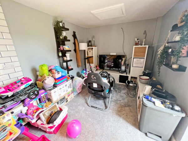 Irvine Crescent, Lubbesthorpe, Leicester, Leicestershire, LE19 4BT