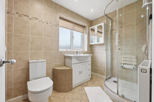 Bakewell Avenue, Carlton, Nottingham, Nottinghamshire, NG4 3NY