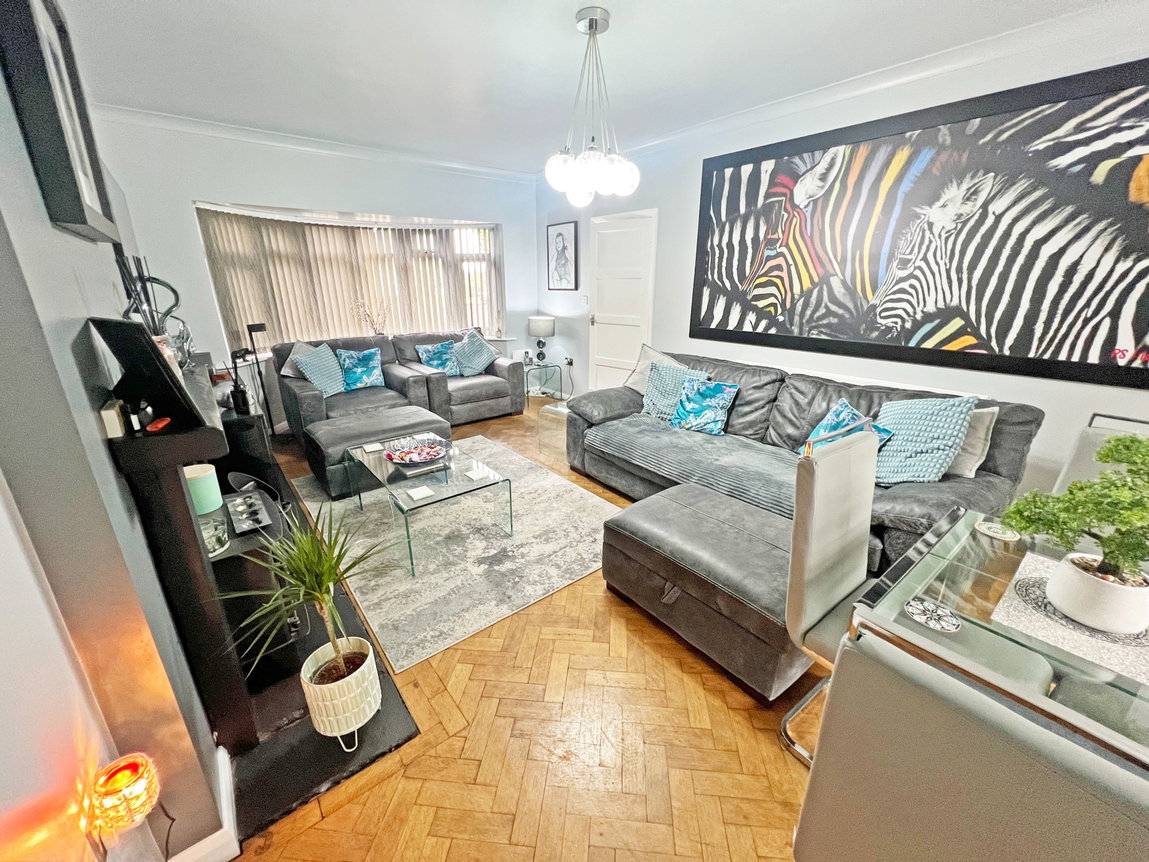 Brent Knowle Gardens, Leicester, Leicestershire, LE5 2GA