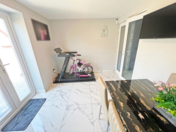 Birkby Close, Hamilton, Leicester, Leicestershire, LE5 1PS