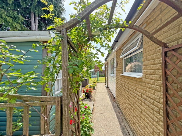 Darlow Drive, Biddenham, Bedford, Bedfordshire, MK40 4AY