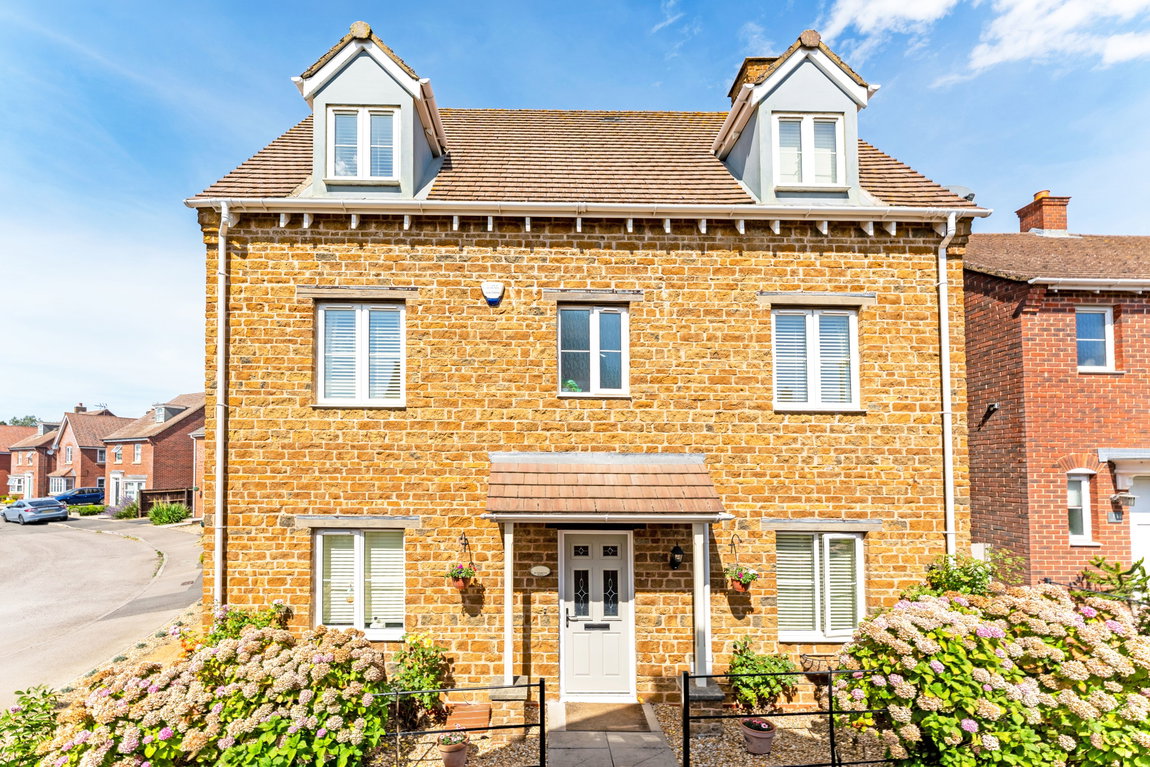 Buttercup Road, Desborough, Kettering, NN14 2GY