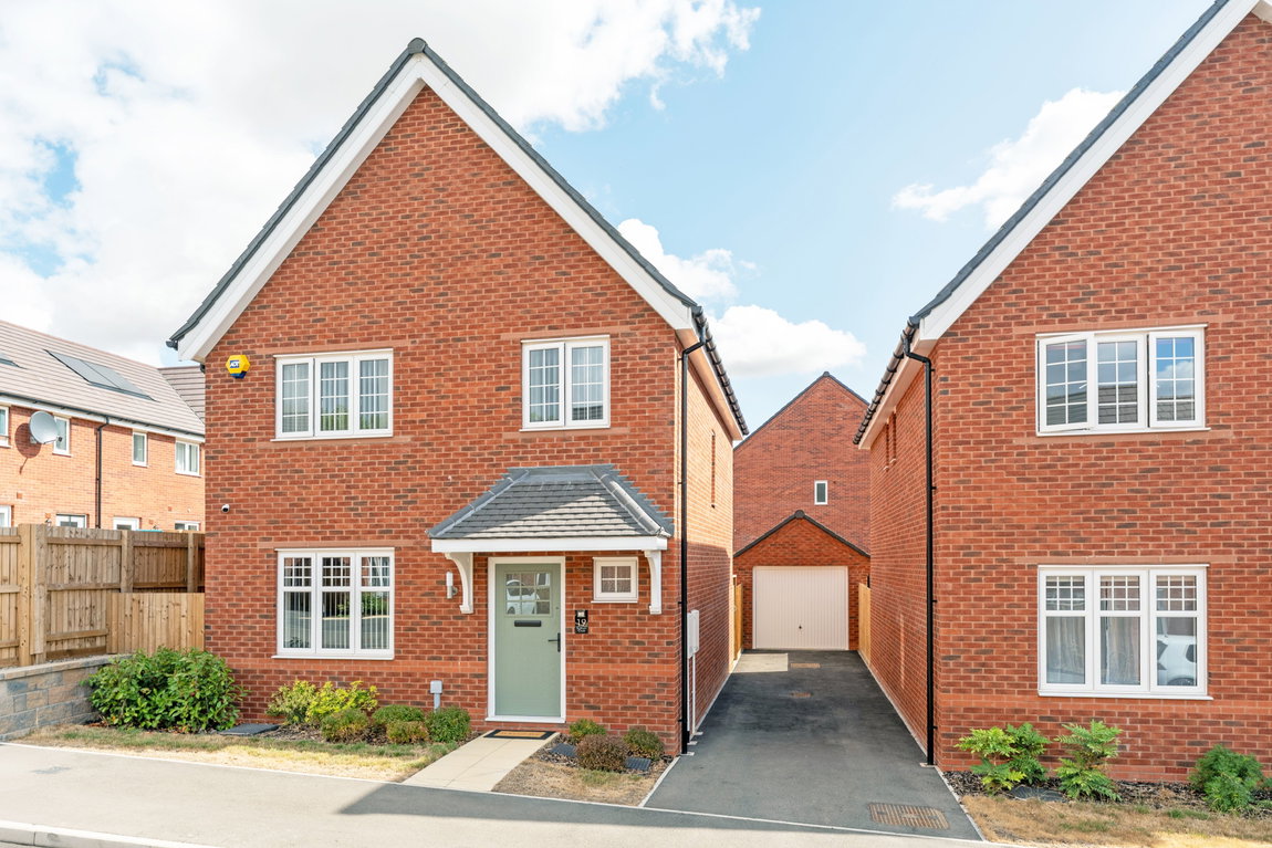 Daffodil Close, Eden Park, Rugby, Warwickshire, CV21 1WD