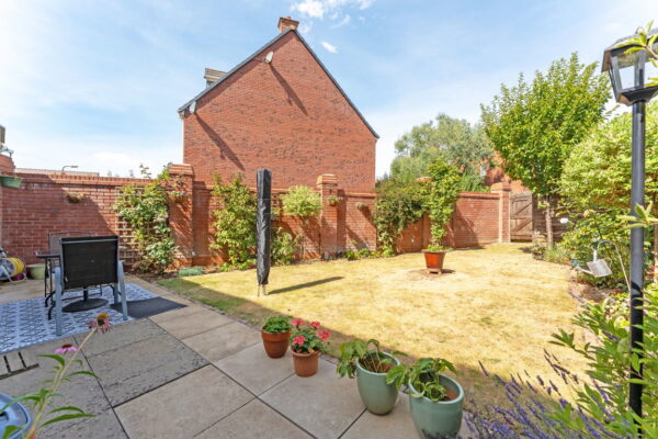 Buttercup Road, Desborough, Kettering, NN14 2GY