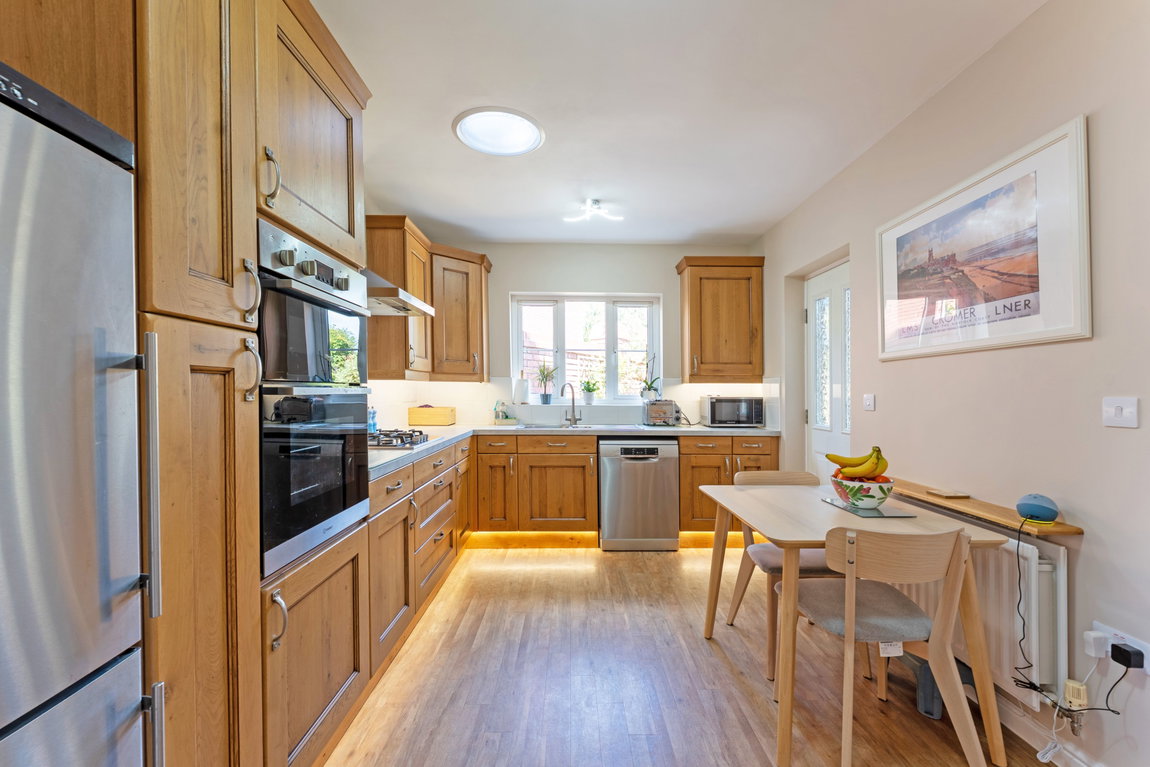 Buttercup Road, Desborough, Kettering, NN14 2GY