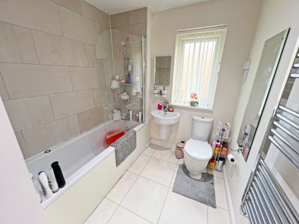 Bentley Close, Hamilton, Leicester, Leicestershire, LE5 1DX