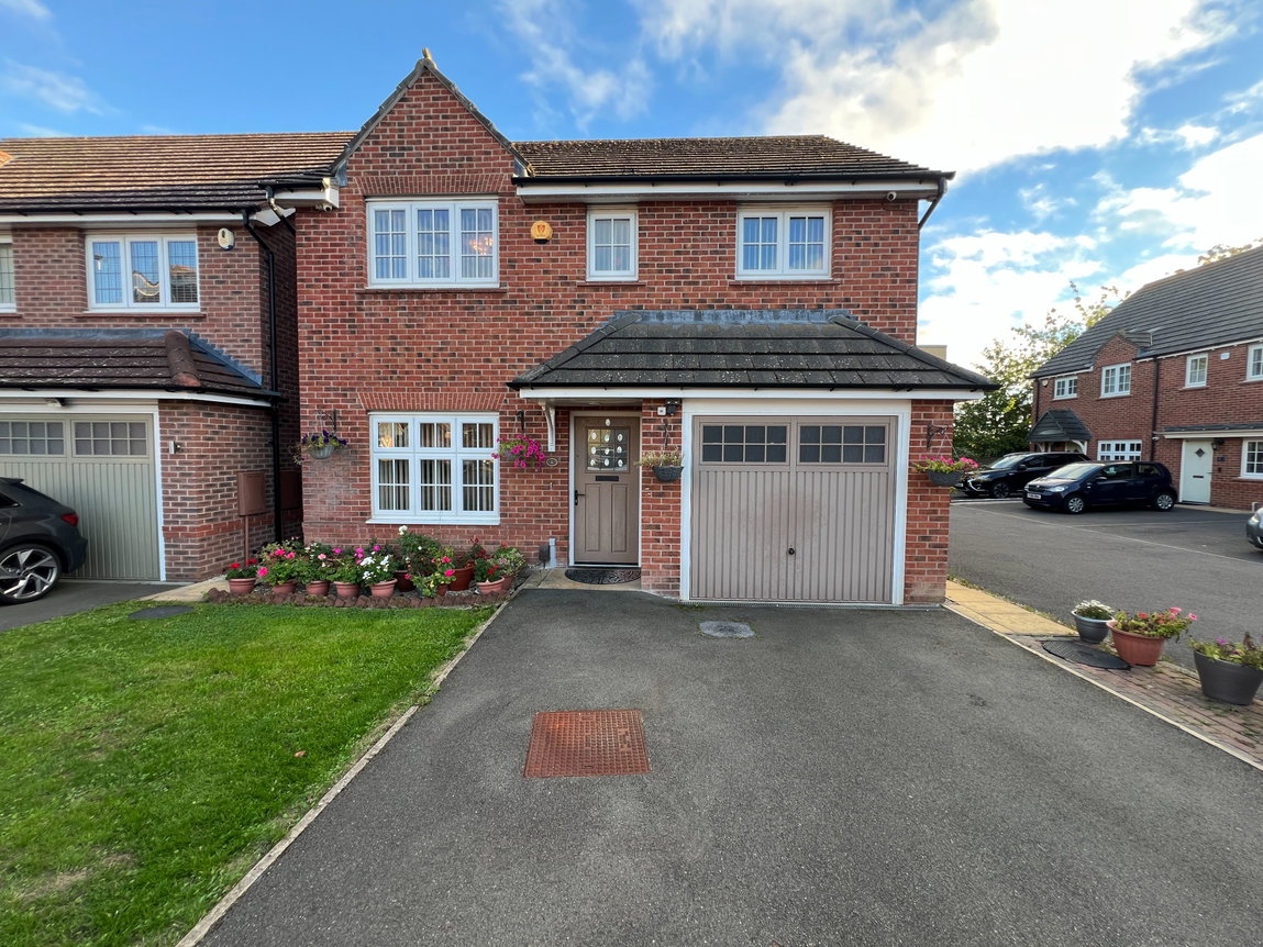 Bentley Close, Hamilton, Leicester, Leicestershire, LE5 1DX