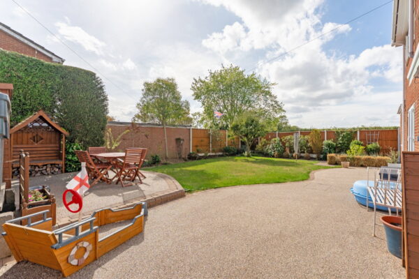 Churchill Drive, Upper Bruntingthorpe, Lutterworth, Leicestershire, LE17 5QX