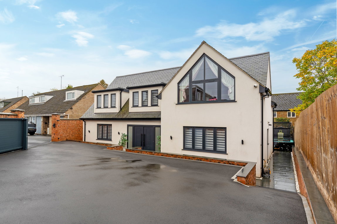 Manor Close, Harpole, Northampton, Northamptonshire, NN7 4BY